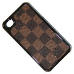Чехол для Apple iPhone 4s пластиковый с кожзаменителем дизайн LV <коричневый>
